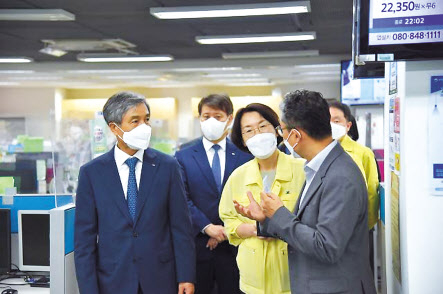 임혜숙 과학기술정보통신부 장관(왼쪽 세번째)이 서울 마포구 홈앤쇼핑 상암콜센터를 방문한 모습. [과학기술정보통신부 제공]