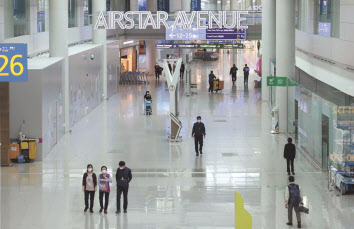 영종도 인천국제공항 제1여객터미널 면세구역이 한산한 모습이다. [연합]
