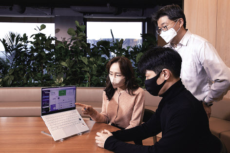SK에너지 직원들이 환경부 탄소감축 관련 사이트(상쇄등록부시스템)에서 중온 아스콘 관련 외부사업 방법론을 확인하고 있다.[SK에너지 제공]