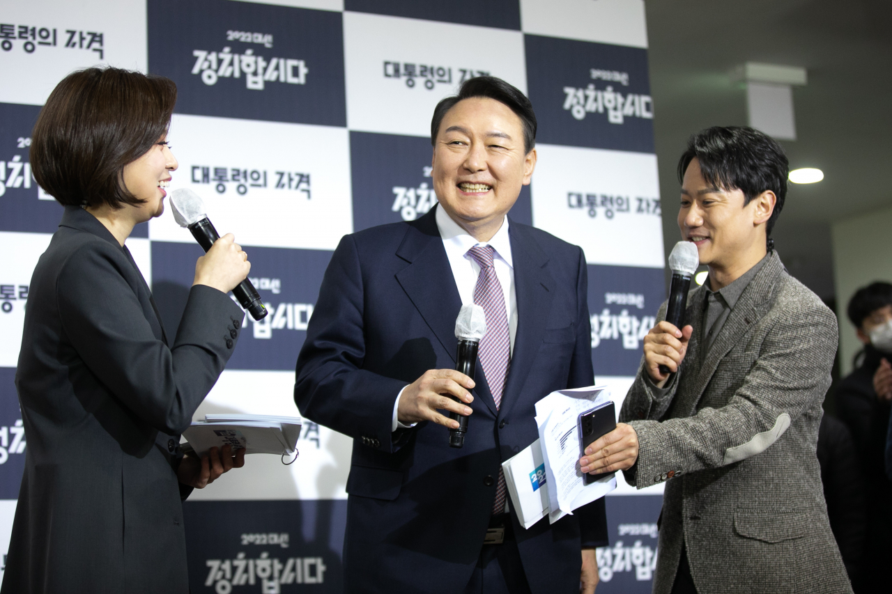 윤석열 국민의힘 대선 후보가 3일 오후 서울 여의도 KBS 공개홀에서 열린 방송 3사 합동 초청 ‘2022 대선후보 토론’에 참석해 방송에 앞서 인터뷰를 하고 있다. [연합]