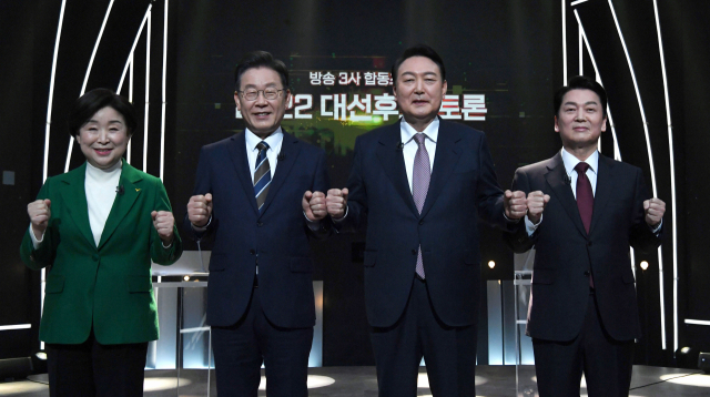 제 20대 대통령선거를 한달 가량 앞두고 판세가 혼전을 거듭하고 있는 가운데, 유권자들도 표심을 점점 굳히고 있는 것으로 나타나고 있다. 사진은 지난 3일 방송 3사가 공동주최한 대선후보토론회에서 기념촬영을 하고 있는 심상정 정의당·이재명 더불어민주당·윤석열 국민의힘·안철수 국민의당 대선후보(왼쪽부터). [연합]
