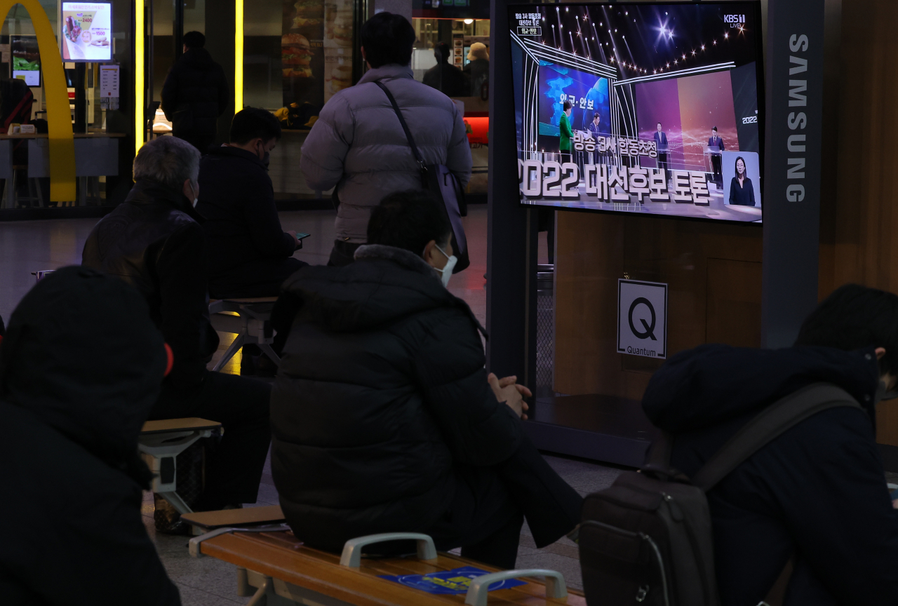 3일 오후 서울역 대합실에서 시민들이 대선후보 TV 토론을 시청하고 있다. [연합]