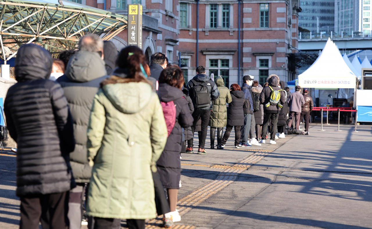 신규 확진자 수가 2만7443명을 기록한 4일 오전 서울역 코로나19 임시 선별검사소를 찾은 시민들이 검사를 위해 줄을 서 있다. 연합뉴스