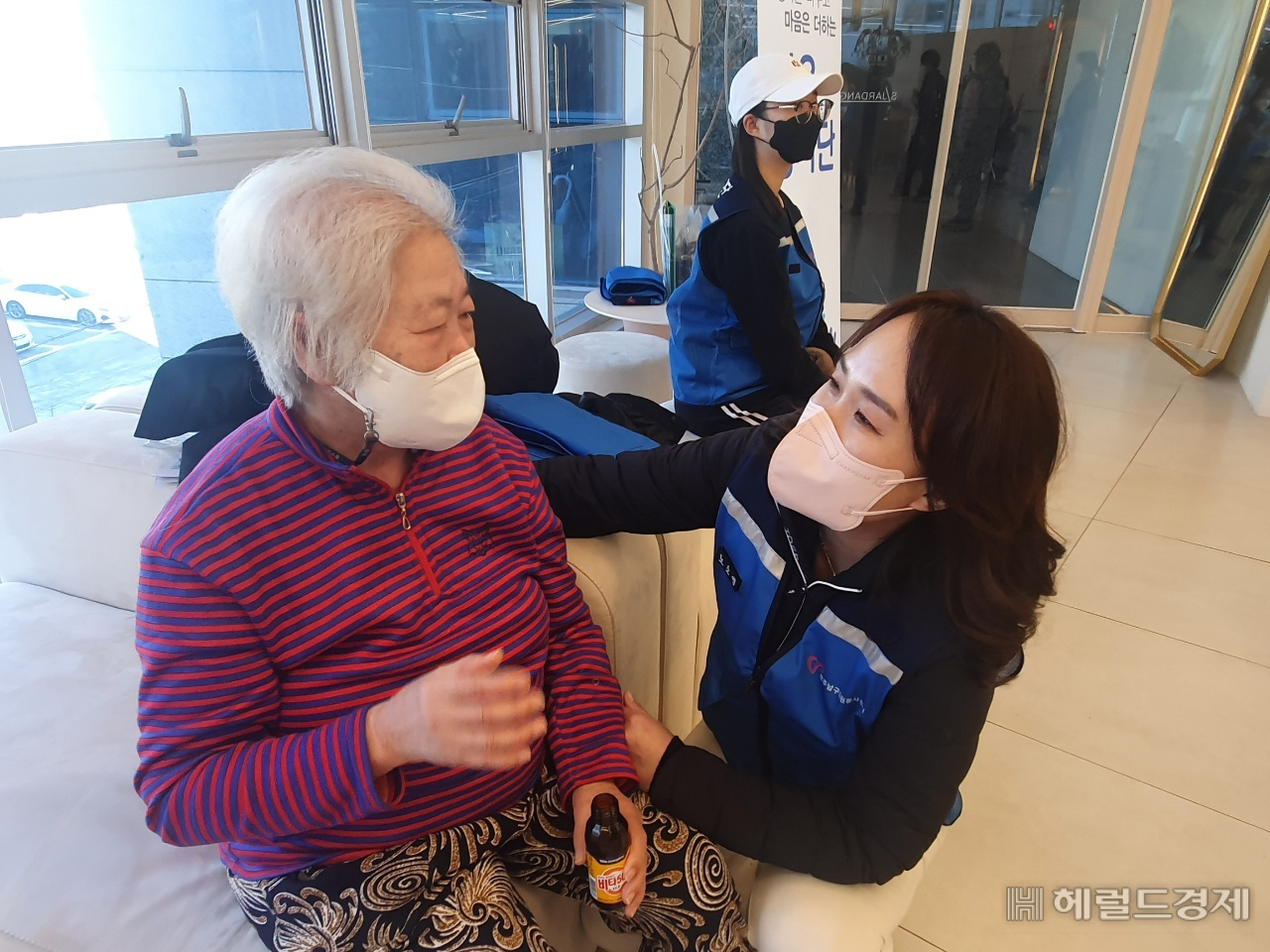 라온봉사단은 매월 둘째주 금요일 어르신들을 대상으로 미용봉사를 진행중이다.