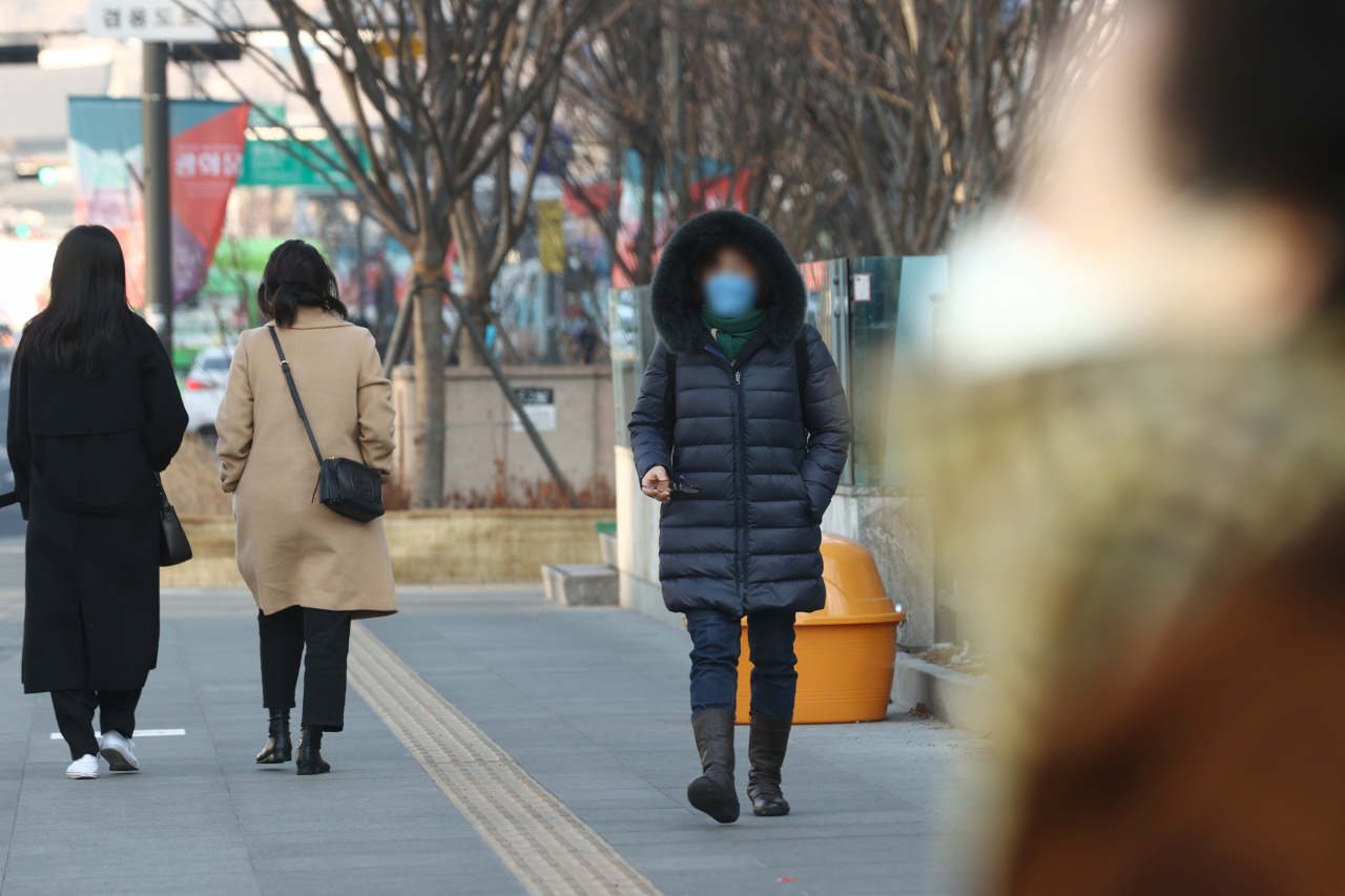서울 지역 아침 기온이 영하 6도로 떨어지는 등 전국 아침기온이 영하권 날씨를 보인 지난달 28일 오전 서울 종로구 세종사거리에서 시민들이 발걸음을 재촉하고 있다. [연합]