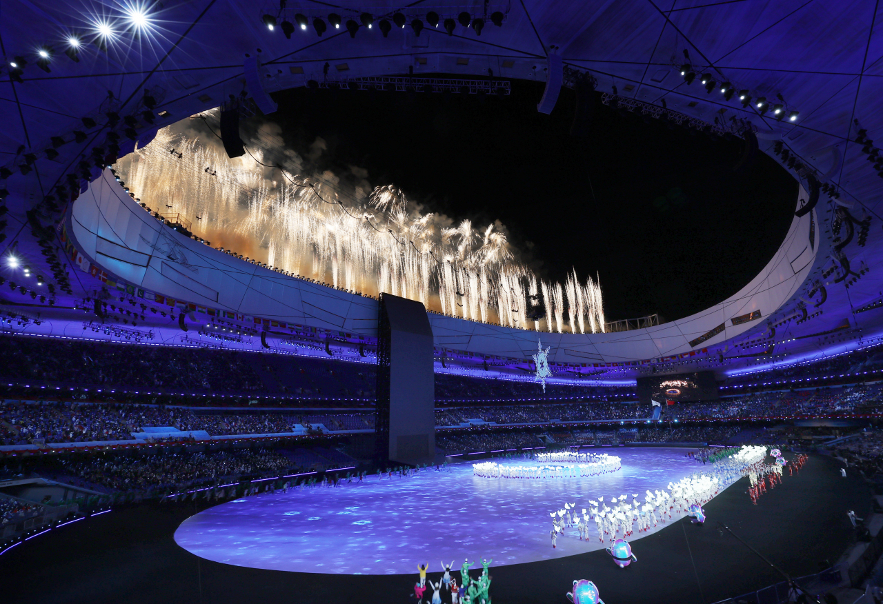 4일 오후 중국 베이징 국립경기장에서 열린 2022 베이징 동계올림픽 개회식에서 화려한 불꽃놀이가 펼쳐지고 있다. 연합뉴스