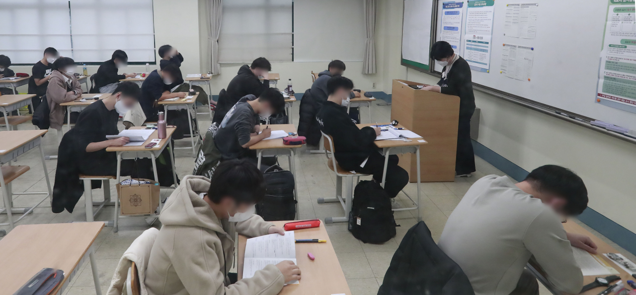 2022학년 대학수학능력시험(수능) 날인 18일 서울 용산고등학교에서 수험생들이 시험을 앞두고 자습하고 있다. [연합]