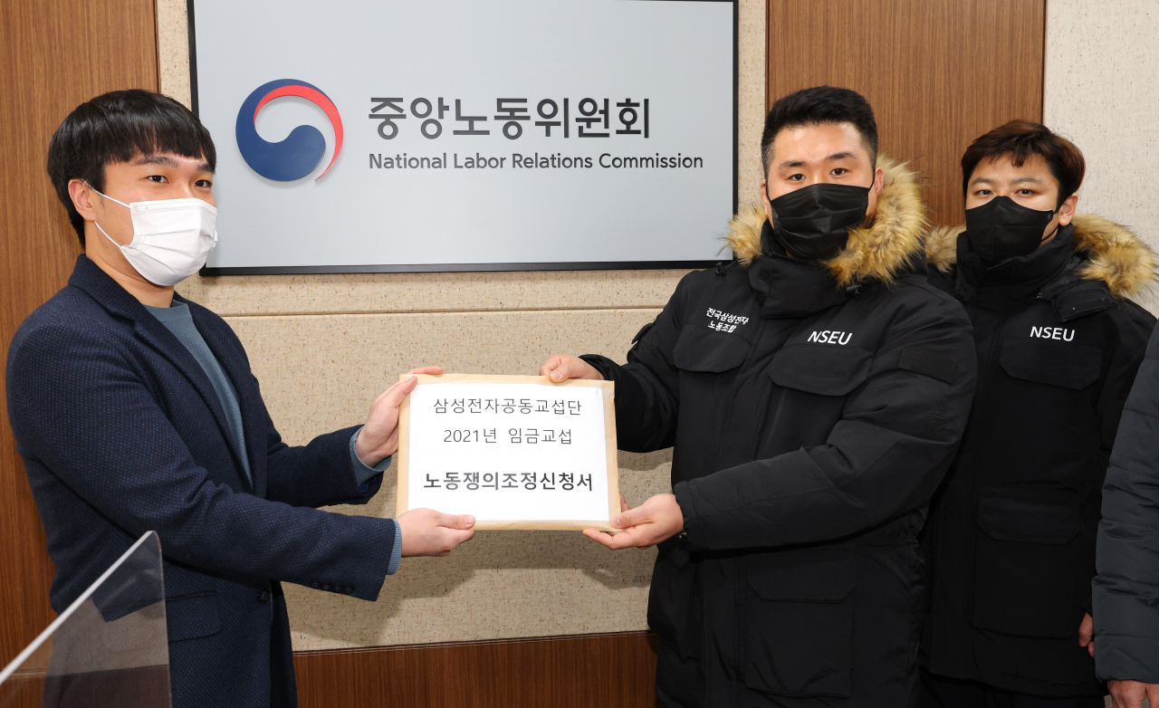 전국삼성전자노동조합 관계자들이 지난 4일 세종시 정부세종청사 중앙노동위원회를 방문해 ‘삼성전자공동교섭단 2021년 임금교섭 노동쟁의조정신청서’를 전달하고 있다. [연합]