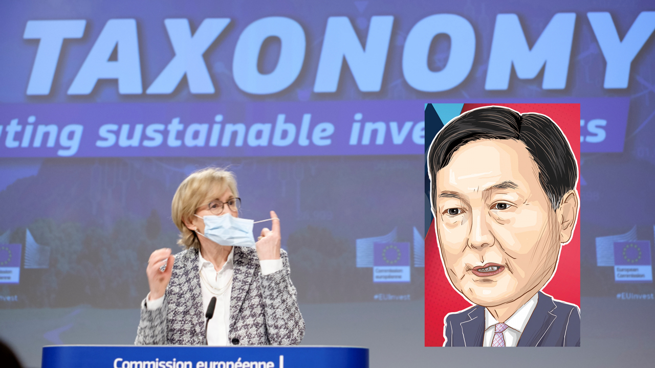 지난 2일(현지시간) 벨기에 브뤼셀 소재 유럽연합(EU) 본부에서 EU 집행위원회의 매이리드 맥기네스 금융서비스 담당 집행위원이 천연가스와 원자력 발전을 포함한 택소노미(녹색분류체계) 규정안을 발표하고 있다. 우측 캐리커처는 윤석열 국민의힘 후보. [게티이미지]