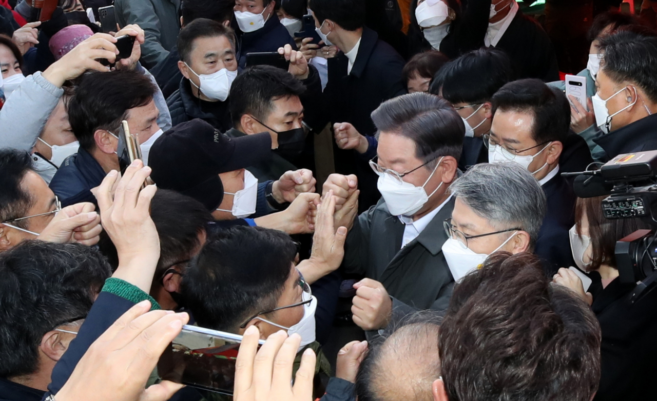 더불어민주당 이재명 대선후보가 지난달 28일 광주를 찾아 시민들과 인사하고 있다. 연합뉴스