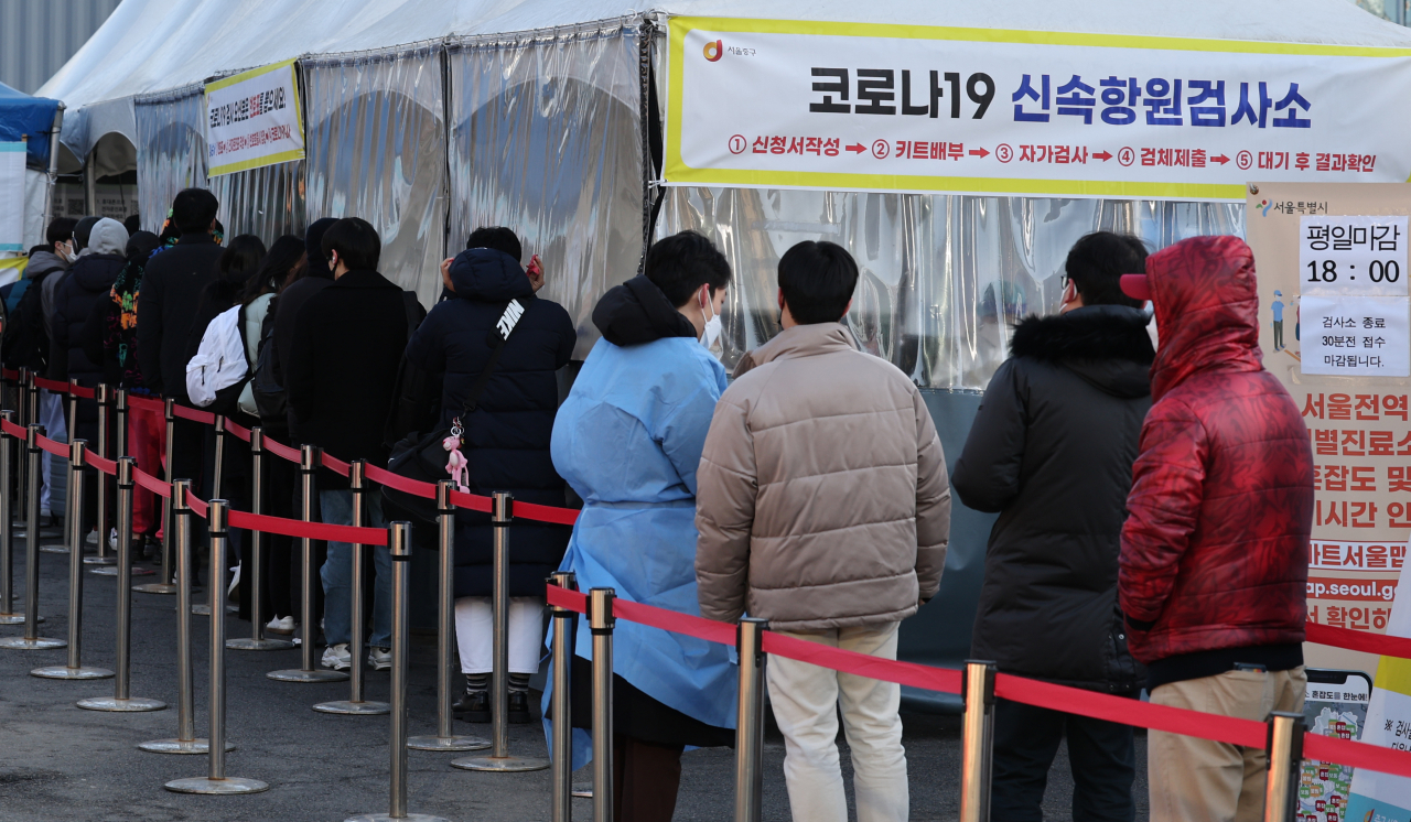 주말인 5일 아침. 서울역 선별진료소에서 시민들이 검사 시작을 기다리고 있다. 전날은 오후 9시까지 전국에서 2만6천273명의 코로나19 확진자가 나왔다. [연합]