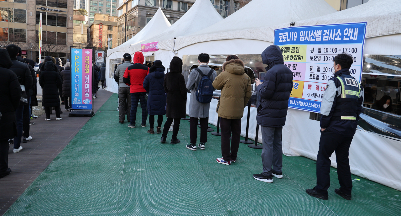 5일 오전 송파구보건소 선별진료소에서 시민들이 검사를 기다리고 있다. 중앙방역대책본부는 이날 0시 기준 코로나19 확진자가 3만6362명이라고 밝혔다. [연합]