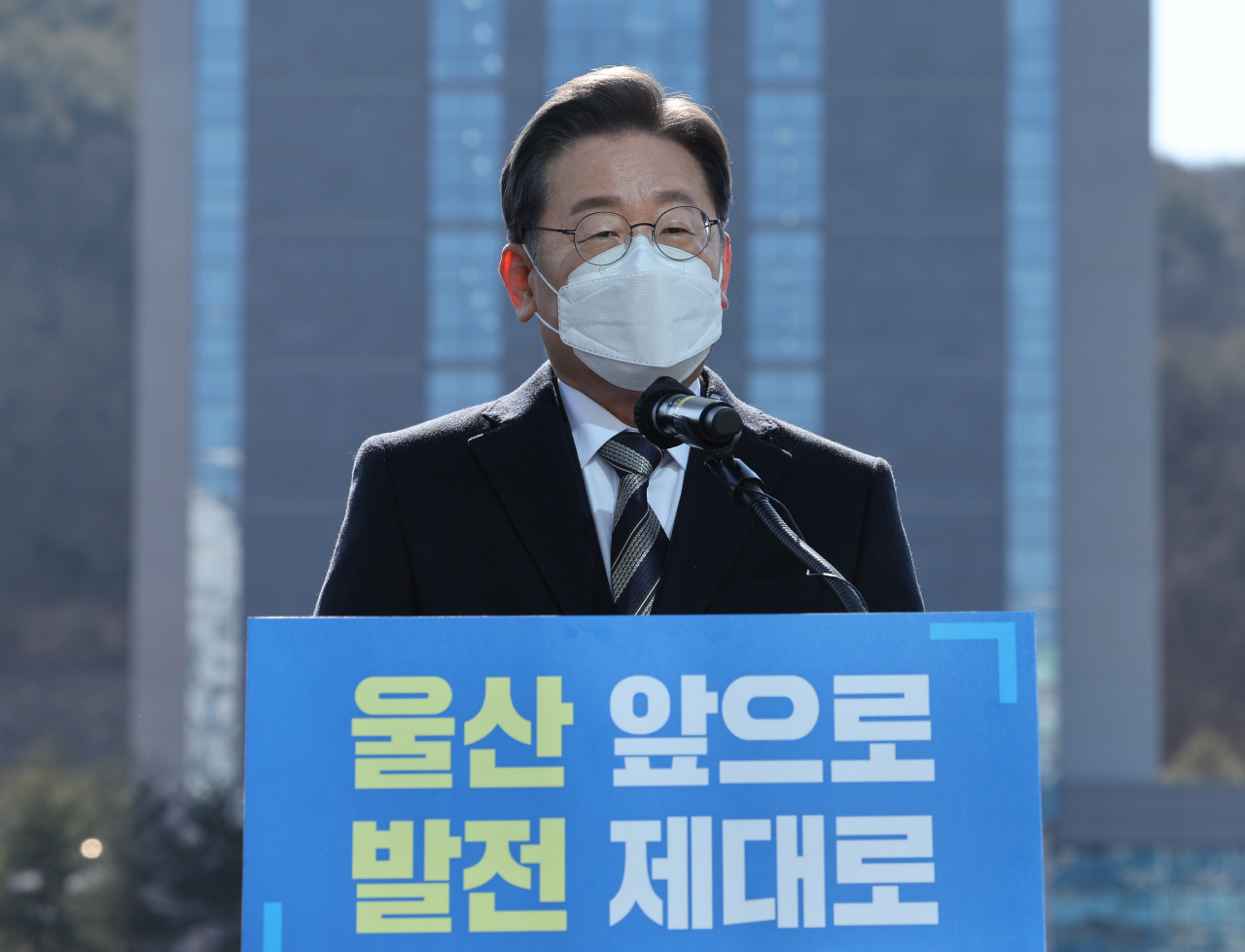5일 울산시 울주군 울산과학기술원에서 울산공약을 발표하고 있는 더불어민주당 이재명 대선후보 [연합]