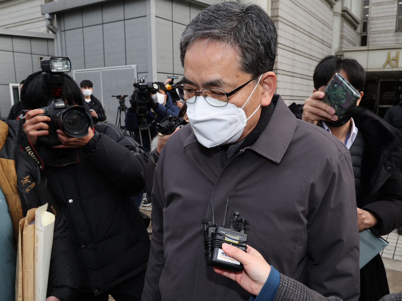 대장동 개발 사업자들의 편의를 봐주고 아들을 통해 수십억 원의 뇌물을 챙긴 혐의를 받는 곽상도 전 국회의원이 4일 오후 영장실질심사 후 서울중앙지법을 나서고 있다.[연합]
