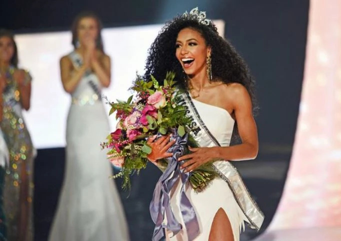 '2019 미스 USA'로 뽑혔던 체슬리 크리스트(30)의 모습. 우울증을 앓고 있던 그녀는 뉴욕 맨해튼 60층 건물에서 극단적 선택을 했다.