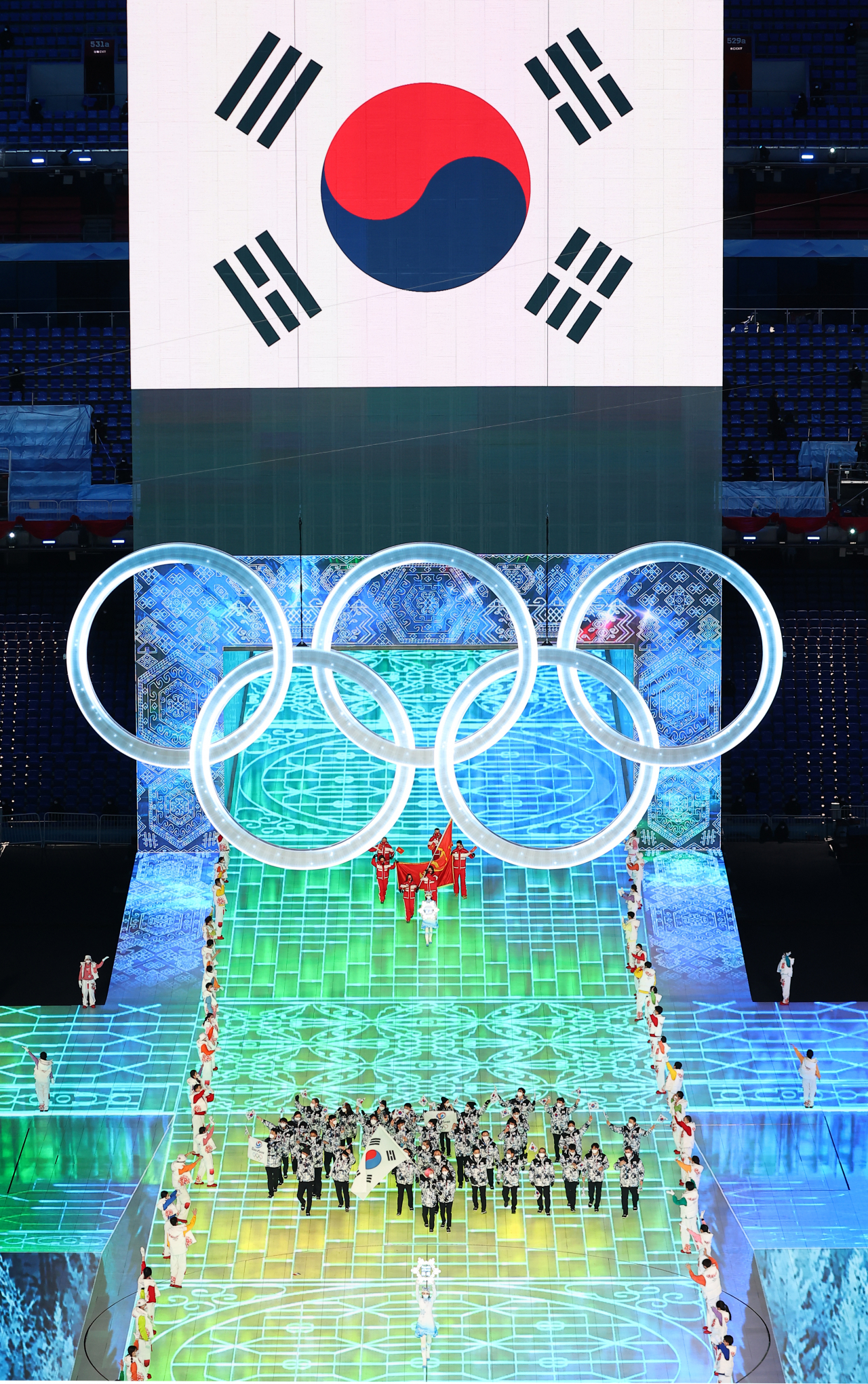 4일 오후 중국 베이징 국립경기장에서 열린 2022 베이징 동계올림픽 개회식에서 대한민국 선수단이 입장하고 있다. [연합]