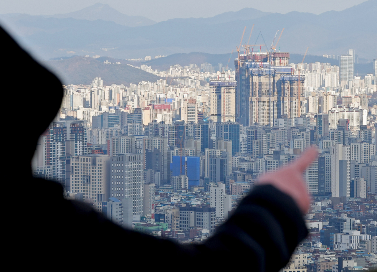 4일 오후 서울 남산에서 바라본 시내 아파트 단지의 모습. [연합]