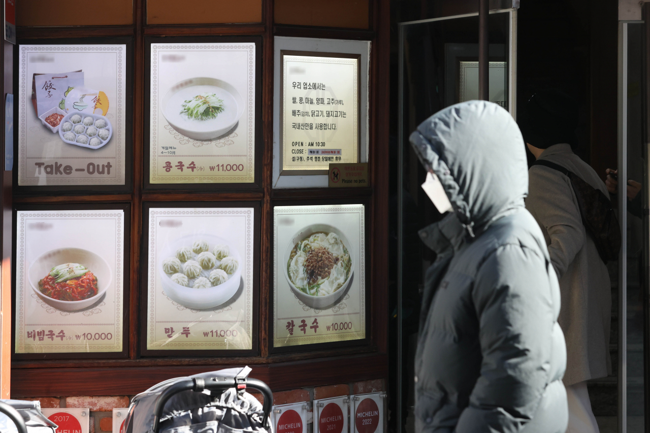 통계청에 따르면 1월 외식 물가지수 상승률은 5.5%로, 12년 11개월 만에 가장 높은 상승률을 기록했다. 사진은 3일 서울의 한 식당 칼국수 가격. [연합]