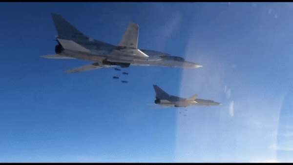러시아 핵 전략폭격기 ‘Tu-22M3’가 폭격 훈련을 하고 있는 모습. [유튜브 '최신 군사 뉴스' 채널 캡처]
