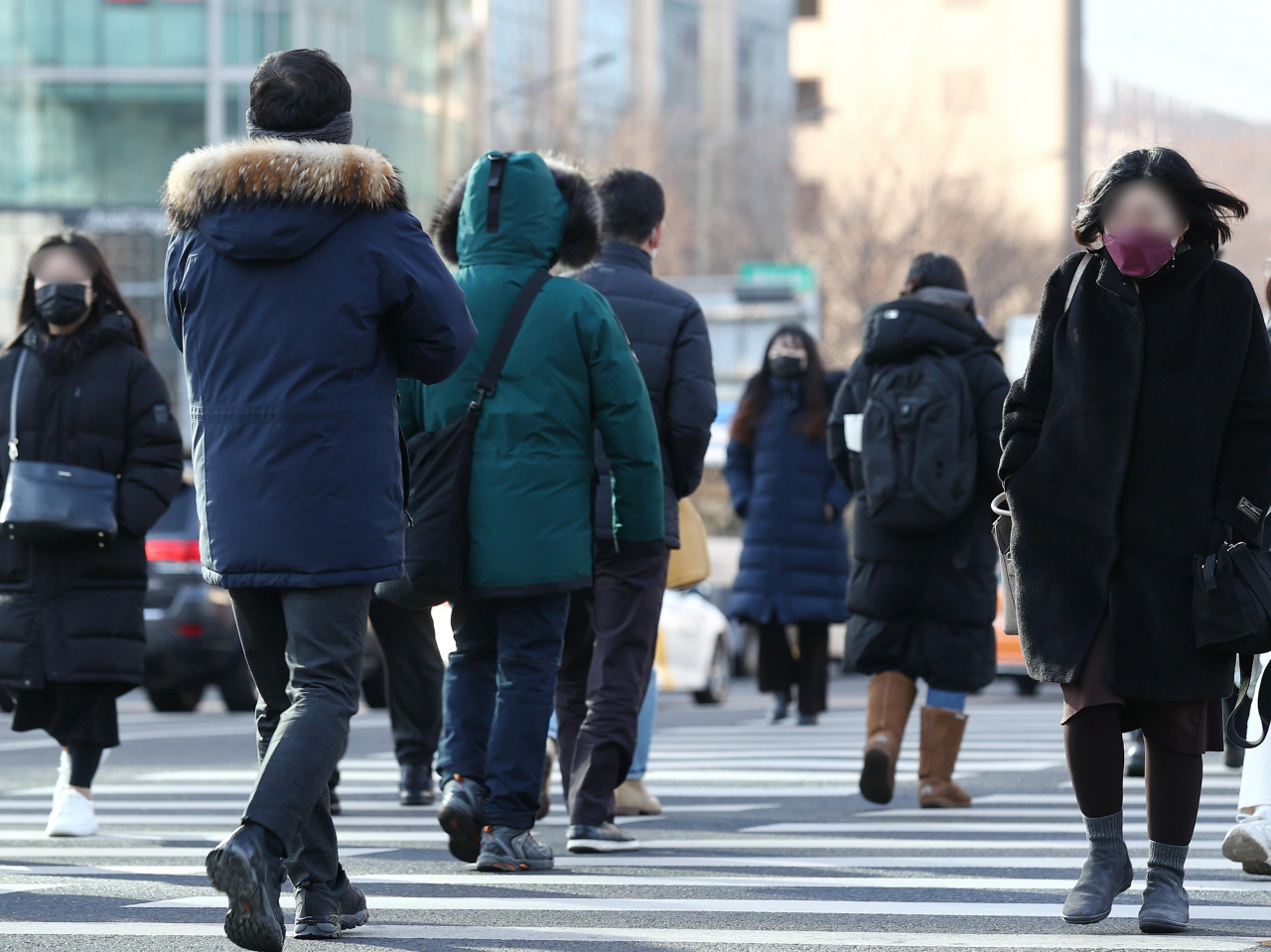 절기상 입춘이었던 지난 4일 오전 추운 날씨에 두꺼운 복장을 한 시민들이 서울 광화문역 인근 거리를 걷는 모습. [연합]