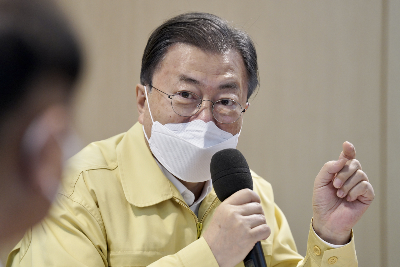 문재인 대통령이 설 연휴인 지난 30일 오전 코로나19 자가진단키트를 생산하는 충북 청주시 오송읍 에스디바이오센서 오송 공장을 찾아 인사말을 하는 모습. [연합]