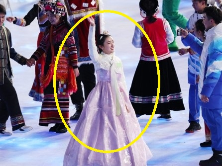 지난 4일 개최된 베이징 동계올림픽 개회식에는 한복을 입은 여성이 중국 오성홍기를 전달하는 중국 내 56개 민족 대표 가운데 한 명으로 출연했다. [연합]