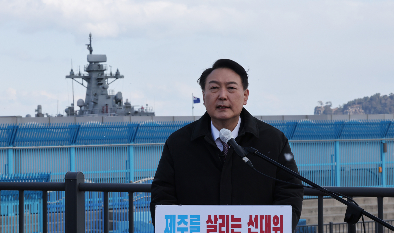 국민의힘 윤석열 대선 후보가 5일 제주 해군기지가 있는 제주 서귀포시 강정마을을 방문해 고 노무현 전 대통령을 기리고 국민 통합을 강조하는 입장문을 발표하고 있다. [연합]