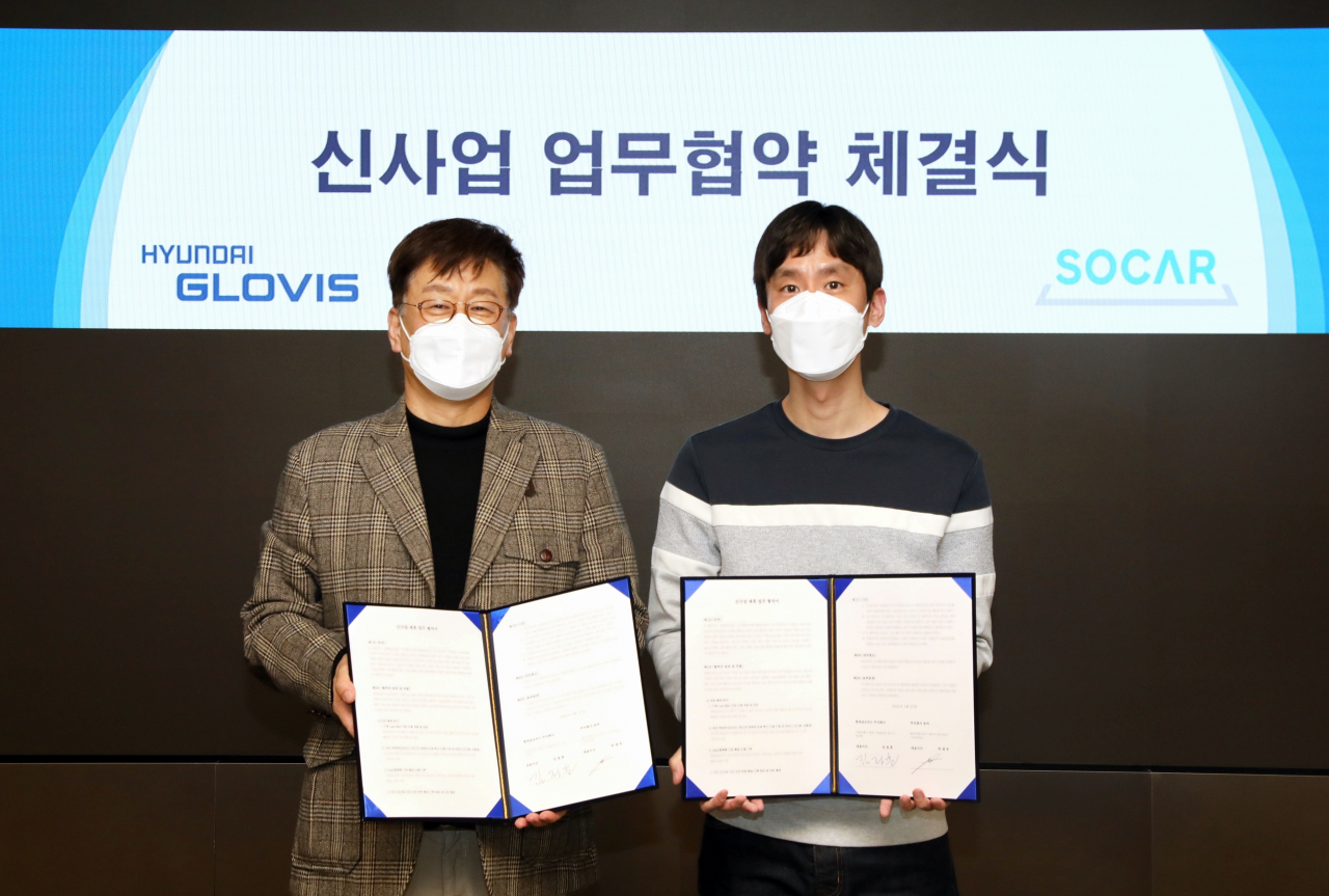 서울 성수동 현대글로비스 사옥에서 열린 협약식에서 김정훈 현대글로비스 대표이사(왼쪽)와 박재욱 쏘카 대표이사가 기념촬영을 하고 있다. [현대글로비스 제공]