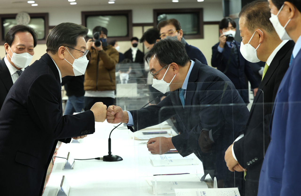 더불어민주당 이재명 대선후보가 6일 부산시 부산진구 부산상공회의소를 방문, 참석자들과 인사하고 있다. 연합뉴스