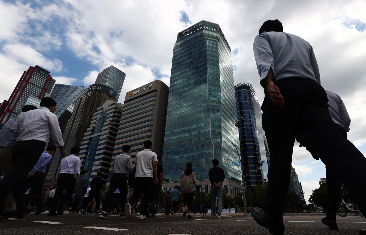 Pedestrians cross a street in South Korea's financial district of Yeouido in western Seoul (Yonhap)