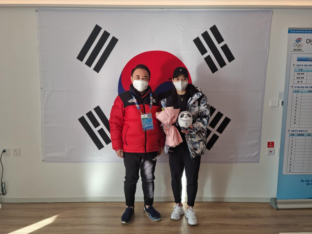 6일 생일을 맞은 스피드스케이팅 여자 대표팀 김보름(오른쪽)이 윤홍근 선수단장으로부터 꽃다발과 마스코트 빙둔둔 인형을 선물받고 포즈를 취하고 있다. [대한체육회 제공]
