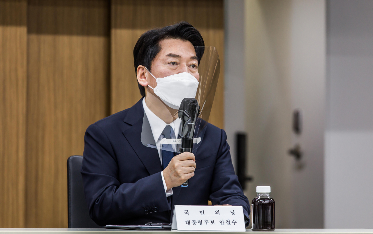 국민의당 안철수 대선 후보가 6일 오후 서울 중구한국외식업중앙회에서 열린 코로나피해 자영업 총연대 간담회에서 발언하고 있다. 연합뉴스