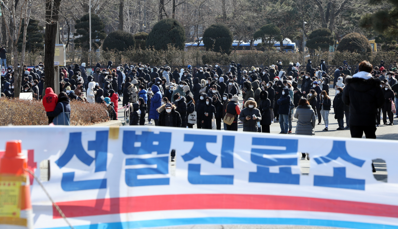신종 코로나바이러스 감염증(코로나19) 누적 확진자가 100만명을 넘어선 6일 오후 송파구 잠실종합운동장 제2주차장 선별진료소에서 시민들이 검사를 위해 줄을 서있다. [연합]