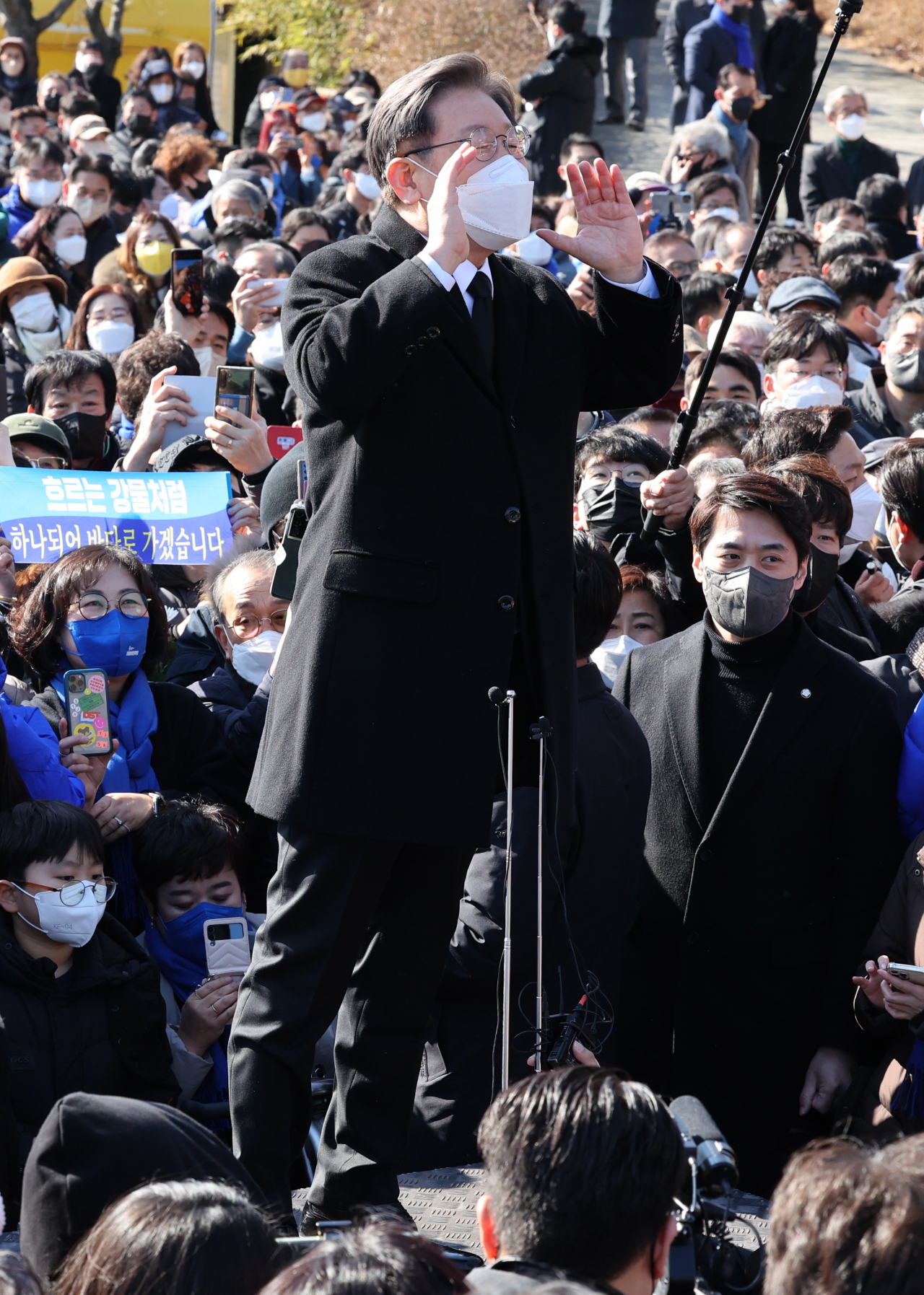 더불어민주당 이재명 대선후보가 6일 경남 김해시 진영읍 봉하마을을 방문, 노무현 전 대통령 묘역을 참배한 뒤 즉석연설을 통해 지지를 호소하고 있다. 연합뉴스