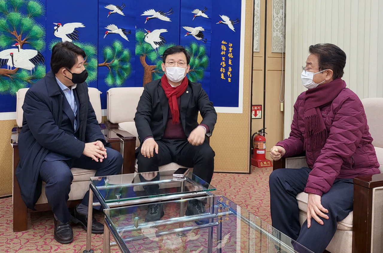 권영진 대구시장과 이철우 경북지사는 6일 광주에서 김형동(가운데) 국회의원을 만나 군위군 대구 편입 법률안 통과에 노력해 줄 것을 요청했다.[경북도 제공]