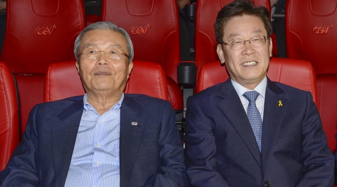 더불어민주당 이재명 대선 후보(오른쪽)와 김종인 전 국민의힘 총괄선대위원장 [연합]