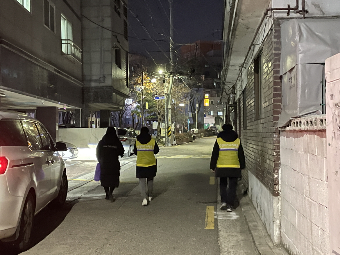 서울 금천구가 2022년 안심귀가 스카우트 모집한다. 사진은 지난해 활동 모습. [금천구 제공]