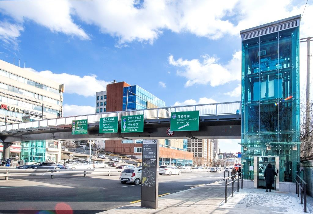 서울 용산구가 한남오거리 보도육교에 이동편의시설 설치공사를 완료하고 운행을 시작한다고 7일 밝혔다. 사진은 완공된 이동편의시설 모습. [용산구 제공]