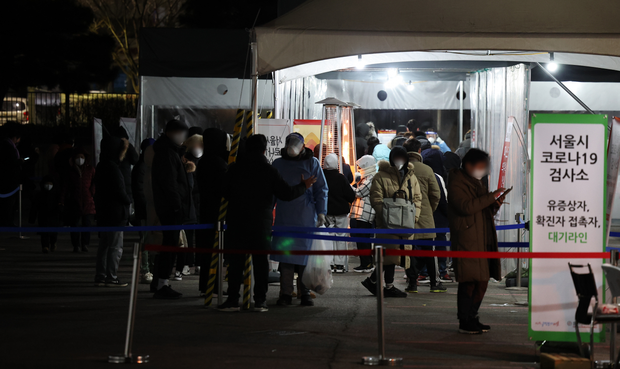 일요일인 지난 6일 오후 서울 송파구 잠실종합운동장 '서울시 코로나19 검사소'에서 시민들이 검사를 받기 위해 줄을 서 대기하고 있다. [연합]