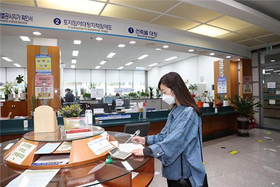 서울 도봉구청 부동산정보과를 찾은 구민이 부동산 관련 정보를 열람하고 있다. [도봉구 제공]