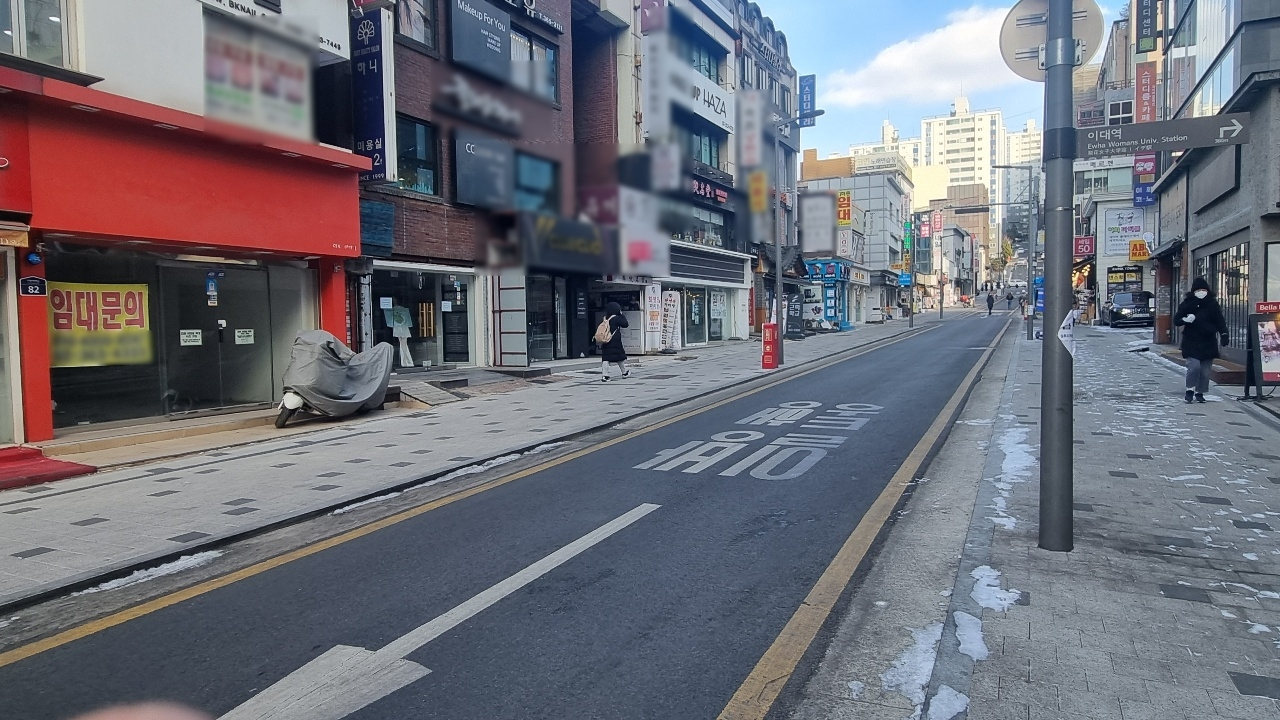 지난 5일 오후 서울 서대문구 이화여대 정문 근처 상점들. 사진 속 거리 상점 8곳에 ‘임대 문의’ 안내문이 붙어 있다. 김빛나 기자