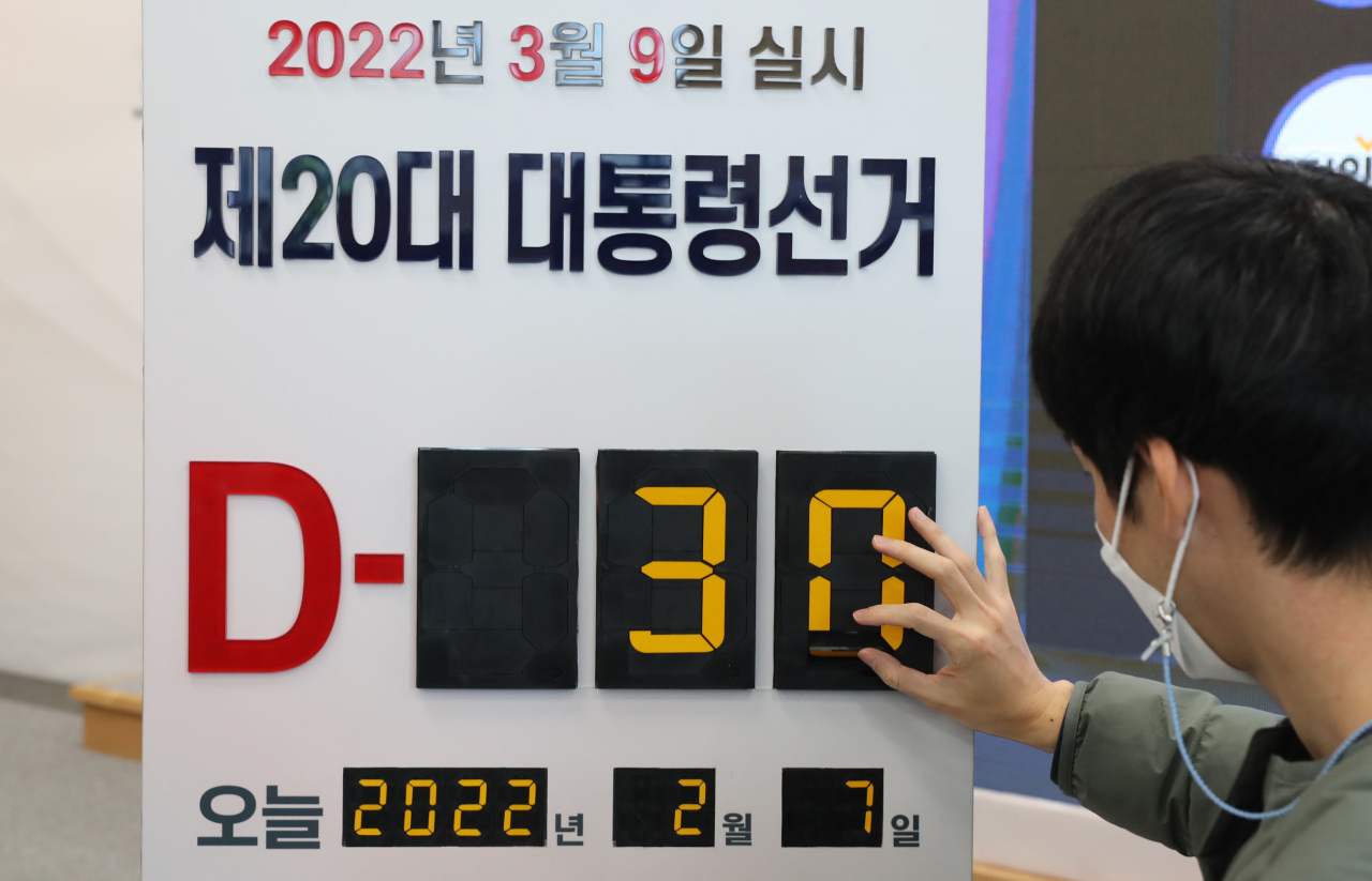제20대 대통령선거를 한달여 앞둔 6일 과천 중앙선거관리위원회 선거종합상황실에서 선관위 직원이 D-30으로 안내판을 변경하고 있다. [연합]