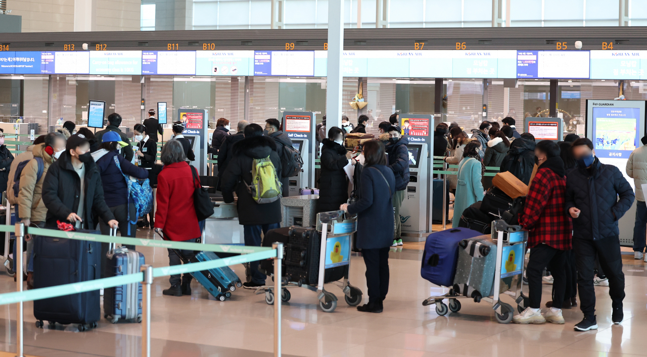 영종도 인천국제공항 제2여객터미널에서 여행객들이 출국 수속을 하고 있다. [연합]