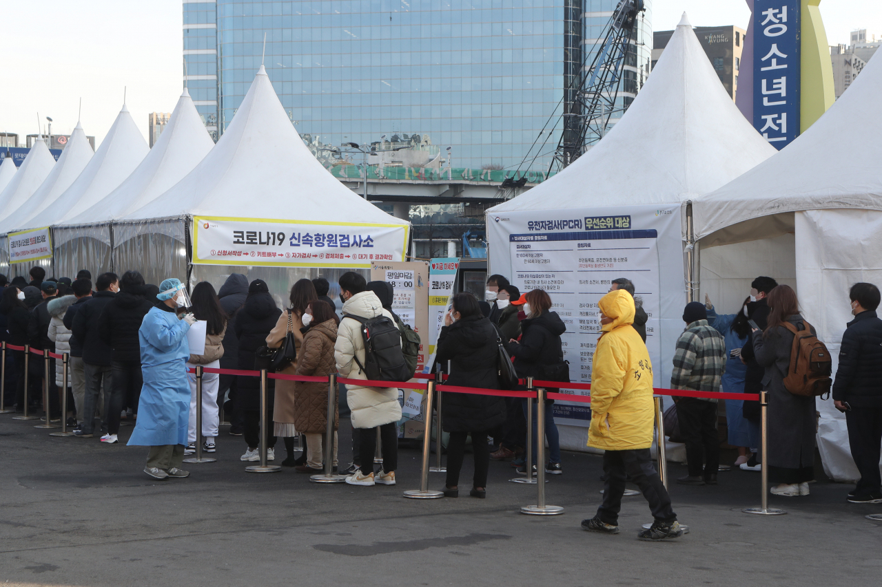 7일 오전 서울역 임시선별검사소에서 시민들이 코로나19 검사를 위해 줄지어 대기하고 있다. [연합]