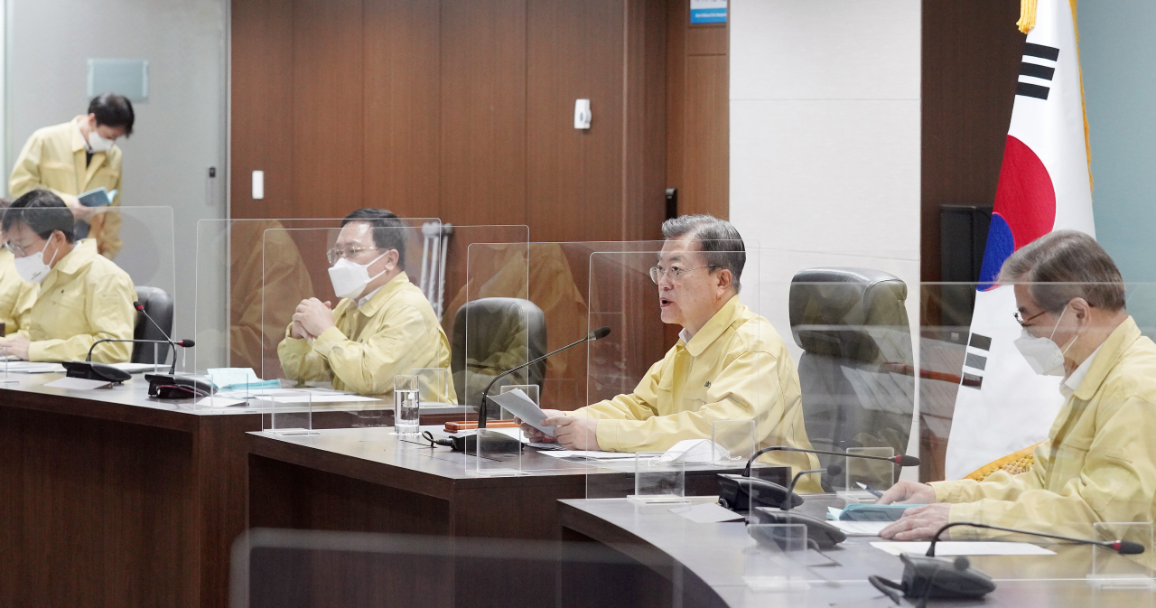 문재인 대통령이 7일 오전 청와대 국가위기관리센터에서 코로나19 중앙재난안전대책본부 회의를 주재하고 있다. 연합뉴스