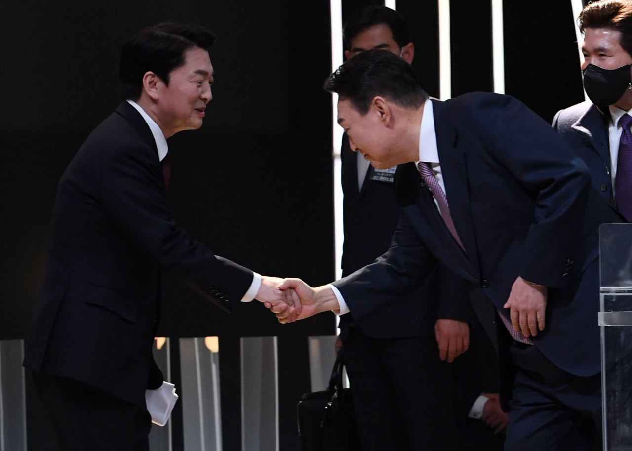 안철수 국민의당 대선 후보(왼쪽)와 윤석열 국민의힘 대선 후보(오른쪽)가 3일 오후 서울 여의도 KBS 공개홀에서 열린 방송 3사 합동 초청 '2022 대선후보 토론'에 앞서 인사를 나누고 있다. [연합]
