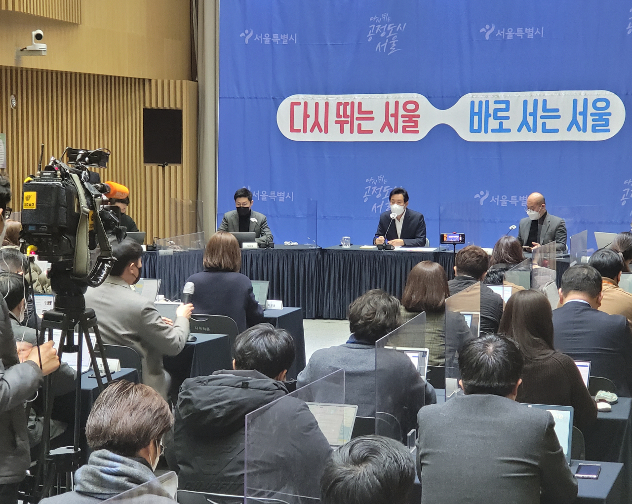 오세훈 서울시장은 7일 각종 시민단체 위탁사업을 대대적으로 손보는 ‘서울시 바로세우기’와 관련해 “흔들림 없이 계속해 나갈 것”이라고 밝혔다. 사진은 오 시장이 이날 가진 신년 기자간담회에서 발언하는 장면. [서울시 제공]
