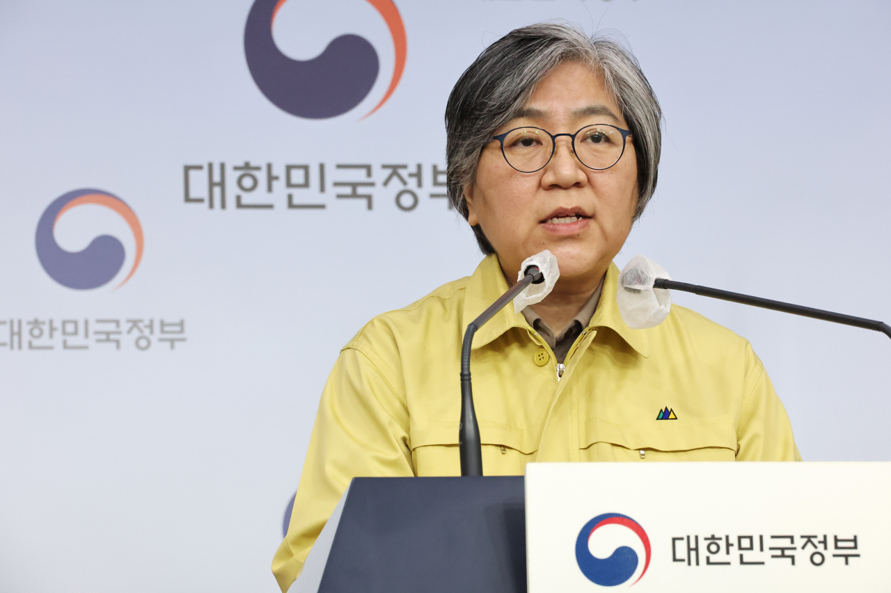 정은경 중앙방역대책본부장(질병관리청장)이 7일 정부서울청사 브리핑실에서 오미크론 대응 방역·의료체계 개선방안을 발표하고 있다. 연합뉴스