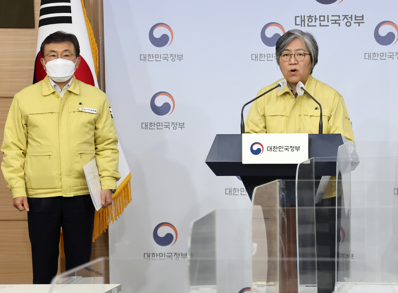 정은경 중앙방역대책본부장(질병관리청장)이 7일 정부서울청사 브리핑실에서 오미크론 대응 방역·의료체계 개선방안을 발표하고 있다. 왼쪽은 권덕철 중앙재난안전대책본부 1차장(보건복지부 장관). [연합]