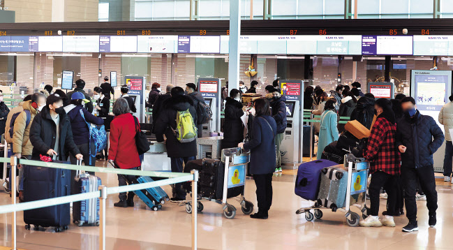 영종도 인천국제공항 제2여객터미널에서 여행객들이 출국 수속을 하고 있다. [연합]